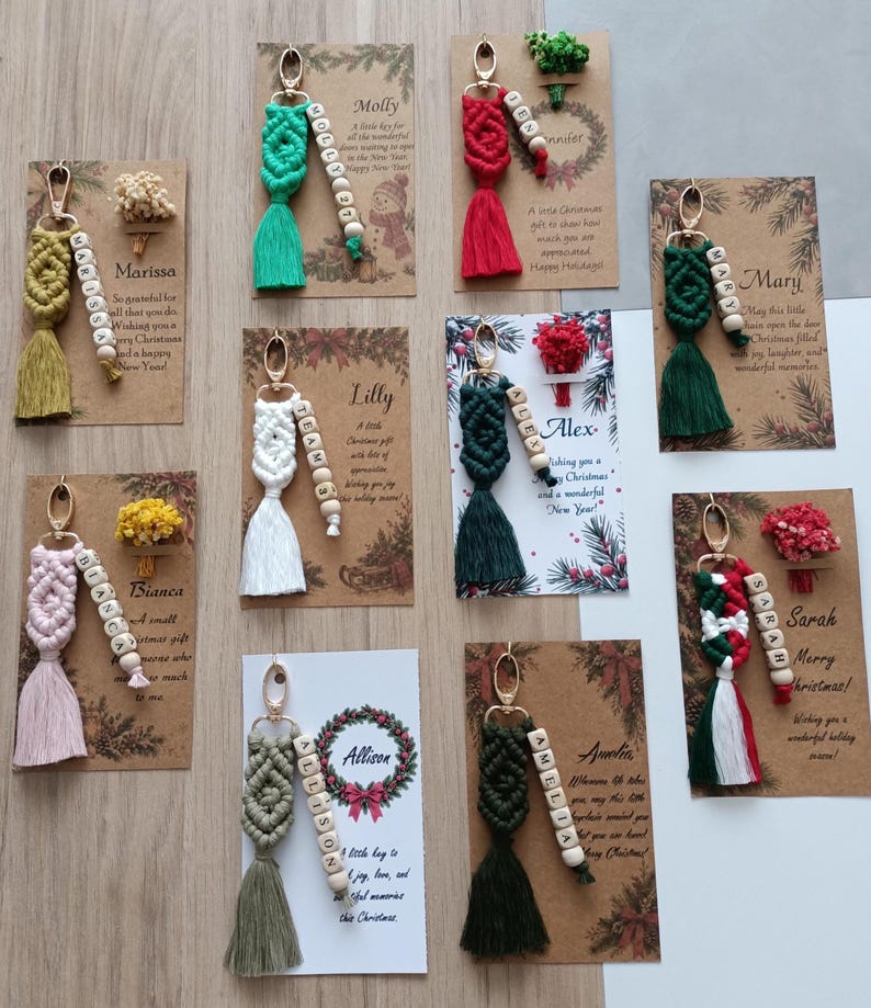 Personalized Christmas macrame keychain handmade with soft cotton cord, wooden name beads, a tassel, and your choice of metal hook. Customize the colors and name to create a meaningful holiday gift for friends, best friends, classmates, or loved ones. Add a custom Christmas card or dried flowers for a more complete presentation. A thoughtful choice for stocking stuffers, Secret Santa gifts, holiday exchanges, and small personalized Christmas presents.