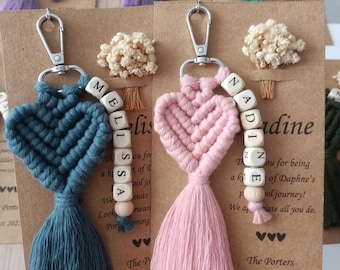 Portachiavi con nome a forma di CUORE in macramè, portachiavi con nome in legno, portachiavi a forma di cuore, regali per damigelle d&#39;onore, regali di nozze, regali per addio al nubilato, regali per gli amici