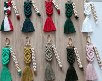 Chaveiro personalizado com nome em macramê, enfeite para bolsa estilo boho, presente para madrinhas, chaveiro com tassel, chaveiro com miçangas, presente para amigo secreto, presente de Natal