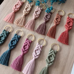 Boho Makramee Schlüsselanhänger, Bunter Quaste Schlüsselanhänger, Makramee Bevorzugungen in loser Schüttung, Taschen- oder Geldbörsenanhänger, Hochzeitsbevorzugungen, handgemachte Geschenke für die Brautparty