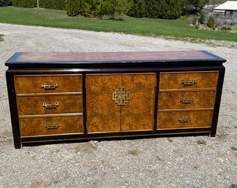 Cómoda Chin Hua de estilo chinoiserie en negro y madera de raíz, diseñada por Raymond K. Sabota para Century Furniture.