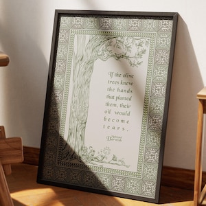 Mahmoud Darwish Zitat mit Olivenbaum und einem Tatreez Rahmendesign | Palästina Wandbild in Salbei grün
