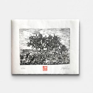 Peut inclure: Gravure en noir et blanc représentant un arbre avec une échelle et une personne travaillant à proximité. L'estampe est numérotée 4/50 et comporte un tampon rouge et la signature de l'artiste. L'œuvre est sur papier texturé.