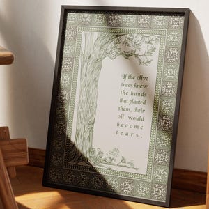 Mahmoud Darwish Zitat mit Olivenbaum und einem Tatreez Rahmendesign | Palästina Wandbild in Salbei grün