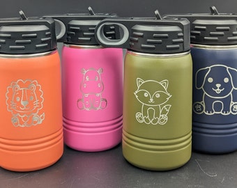 Puede incluir: Cuatro botellas de agua de acero inoxidable con tapas de diferentes colores y diseños de animales grabados. Las botellas son naranja, rosa, verde y azul. Los animales son un león, un hipopótamo, un zorro y un perro.