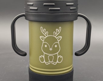 Puede incluir: Un vaso de acero inoxidable verde con tapa y asas negras. El vaso tiene un diseño de ciervo blanco en la parte delantera.