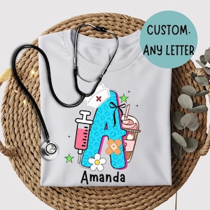 Camiseta de enfermera con nombre inicial personalizado, camiseta personalizada con letras de enfermera, equipo de enfermeras, escuadrón de enfermería, camiseta de enfermera personalizada, camiseta personalizada de enfermera registrada, camiseta personalizada.