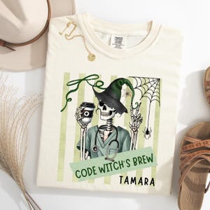 Personalisierte Komfort Farben Halloween Krankenschwester Skeleton Hexe Kaffee Shirt Krankenhaus Krankenschwester Spooky Code Gebräu Stripy Girly T-Shirt.