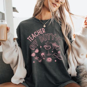 Comfort Colours Personalised Teacher off Duty Shirt Schools Out for Summer T-Shirt Teacher Summer Doodle Art Off Duty Teacher Beach T Shirt.
