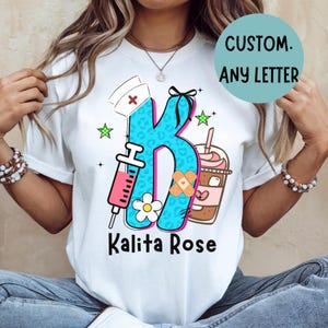 Camiseta de enfermera con nombre inicial personalizado, camiseta personalizada con letras de enfermera, equipo de enfermeras, escuadrón de enfermería, camiseta de enfermera personalizada, camiseta personalizada de enfermera registrada, camiseta personalizada.