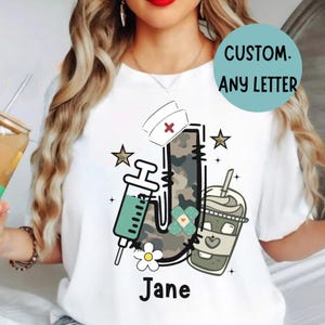 Camiseta de enfermera con nombre de camuflaje inicial personalizado, camiseta personalizada con letras de enfermera, equipo de enfermería, camiseta de enfermera personalizada, camiseta personalizada de enfermera, camiseta personalizada de RN