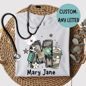 Camiseta de enfermera con nombre de camuflaje inicial personalizado, camiseta personalizada con letras de enfermera, equipo de enfermería, camiseta de enfermera personalizada, camiseta personalizada de enfermera, camiseta personalizada de RN