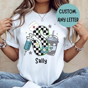 Camiseta de enfermera con nombre a cuadros inicial personalizado, camiseta personalizada con letras de enfermera, camiseta de equipo de enfermería, camiseta de enfermera personalizada, camiseta personalizada de RN.