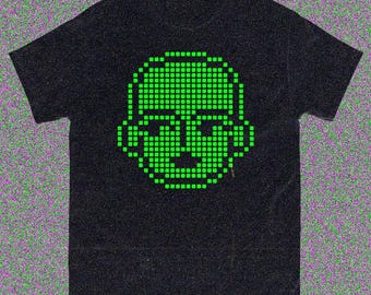 デジタルゴッデス ピクセルTシャツ – レトロシンセウェーブアバターシャツ