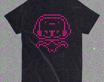 エイリアンガールヘッドホンTシャツ – ネオンピンクピクセルアートTシャツ – Y2KサイバーSFユニセックス