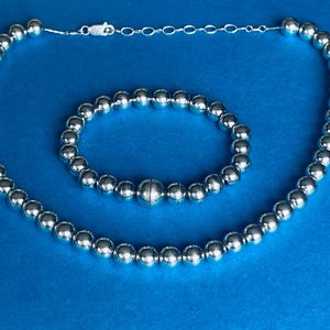 Conjunto excelente de colar e pulseira com bolas de prata esterlina de 8 mm