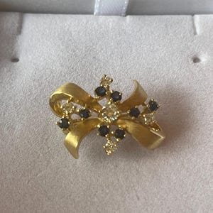 18Kt diamonds and sapphires bow pin includes GAL Appraisal image 3