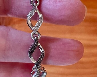 Sterling Silber Gliederarmband mit schwarzen und weißen Diamanten.