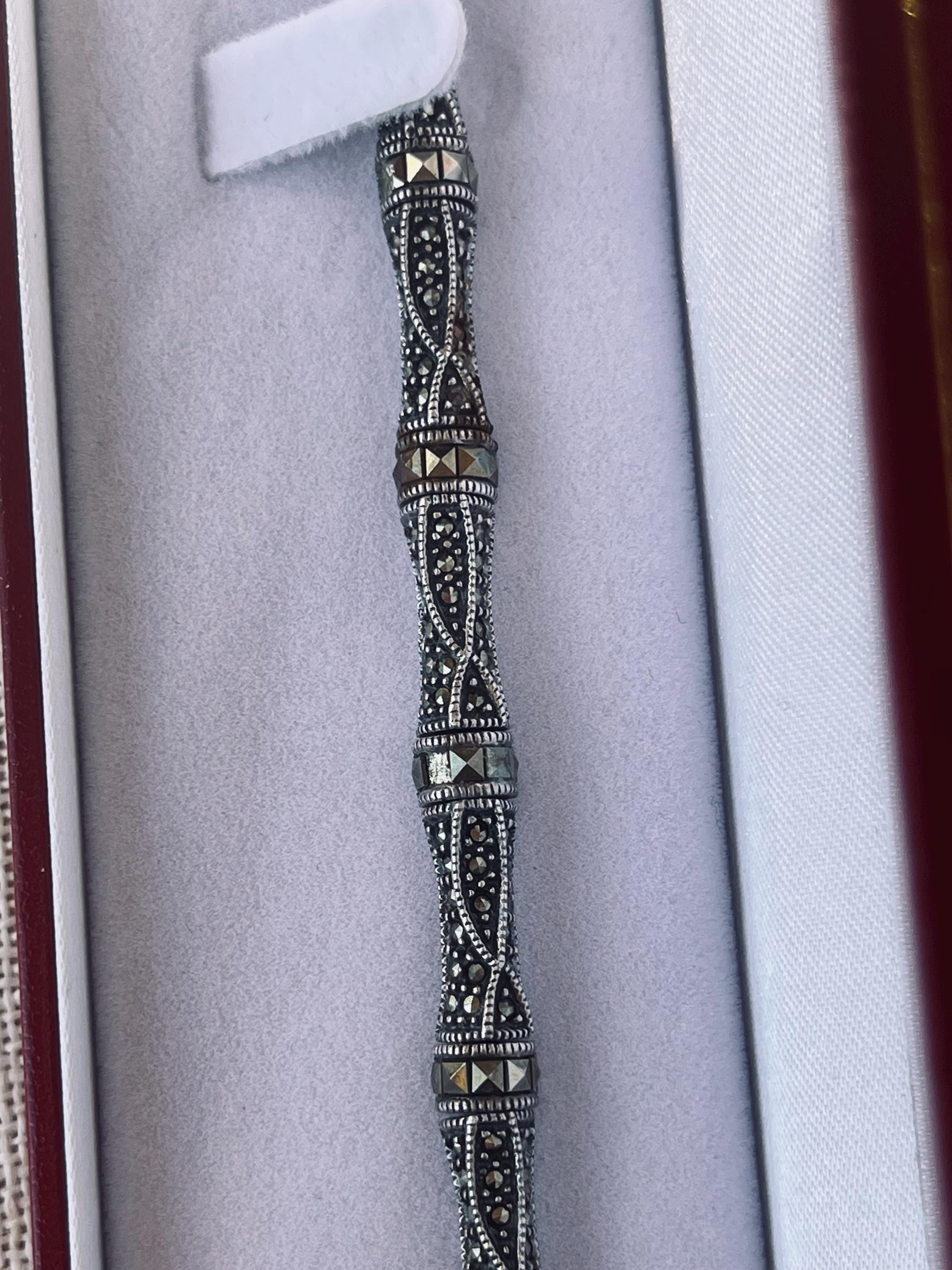 ヴィンテージのスターリングシルバーとマーカサイトブレスレット