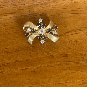 18Kt diamonds and sapphires bow pin includes GAL Appraisal image 4