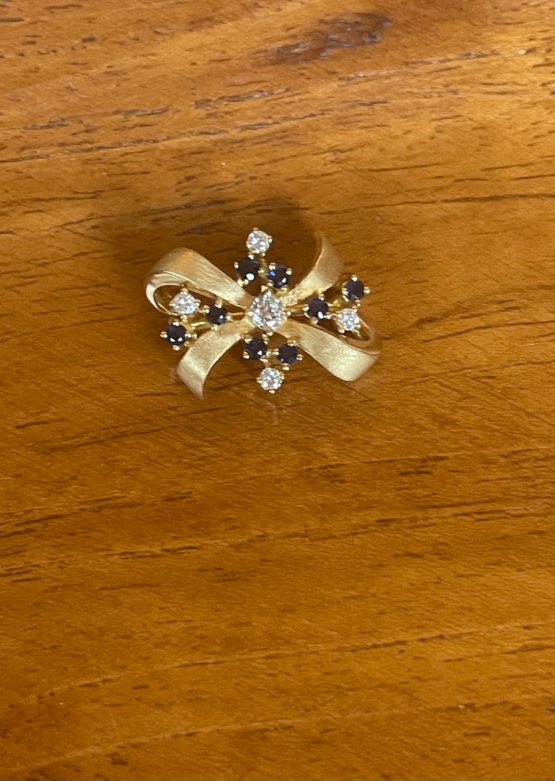 18Kt diamonds and sapphires bow pin includes GAL Appraisal image 4