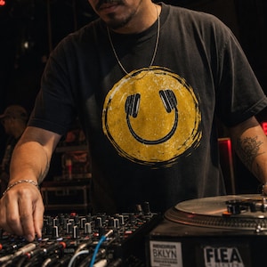 Comfort Colors® 1717 Retro Smiley Face DJ-hörlurar-tröja, DJ Life-tröja, musikälskare-present, EDM-festivaltröja, musikproducent-present, spel