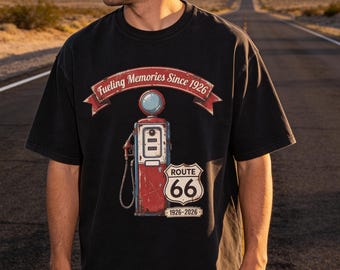 Camiseta Comfort Colors® 1717 del centenario de la Ruta 66. Creando recuerdos desde 1926. Camiseta de recuerdo para viaje por carretera, estilo retro americano con surtidor de gasolina.