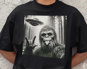 Camiseta OVNI de Pie Grande, divertida camiseta gráfica de Pie Grande Extraterrestre, Comfort Colors®, regalo para amantes de los críptidos, regalo para amantes de los bosques extraterrestres, camiseta de Pie Grande y OVNI