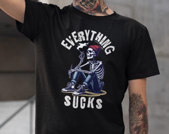 Maglietta con scheletro "Tutto fa schifo", maglietta con umorismo nero, regalo emo punk, maglietta con scheletro grunge, abbigliamento da strada goth punk, maglietta con umorismo nero audace,