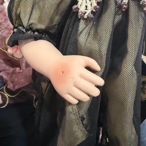 以下が含まれることがあります： 黒い持ち手と「But First, Coffee」のテキストが黒い太字で書かれた白いセラミックマグ。マグカップはニュートラルな背景に置かれ、シンプルなデザインを際立たせています。