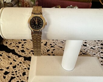 Vintage Seiko 1E20 5590 Yellow Dial Lady Quartz Watch Japan Vintage Seiko 1E20 5590 Yellow Dial Lady Quartz Watch Japan