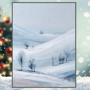 Puede incluir: Pintura enmarcada de un paisaje invernal nevado. La obra presenta colinas suaves y árboles dispersos bajo un cielo azul pálido. La paleta de colores es principalmente blanca y azul claro.