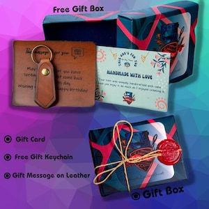 Op de afbeelding: Een cadeau set met een bruin leren sleutelhanger en een houten cadeaukaart met een boodschap. De set bevat een geschenkdoos met een decoratief ontwerp en een kaart met de tekst "Handmade with Love".