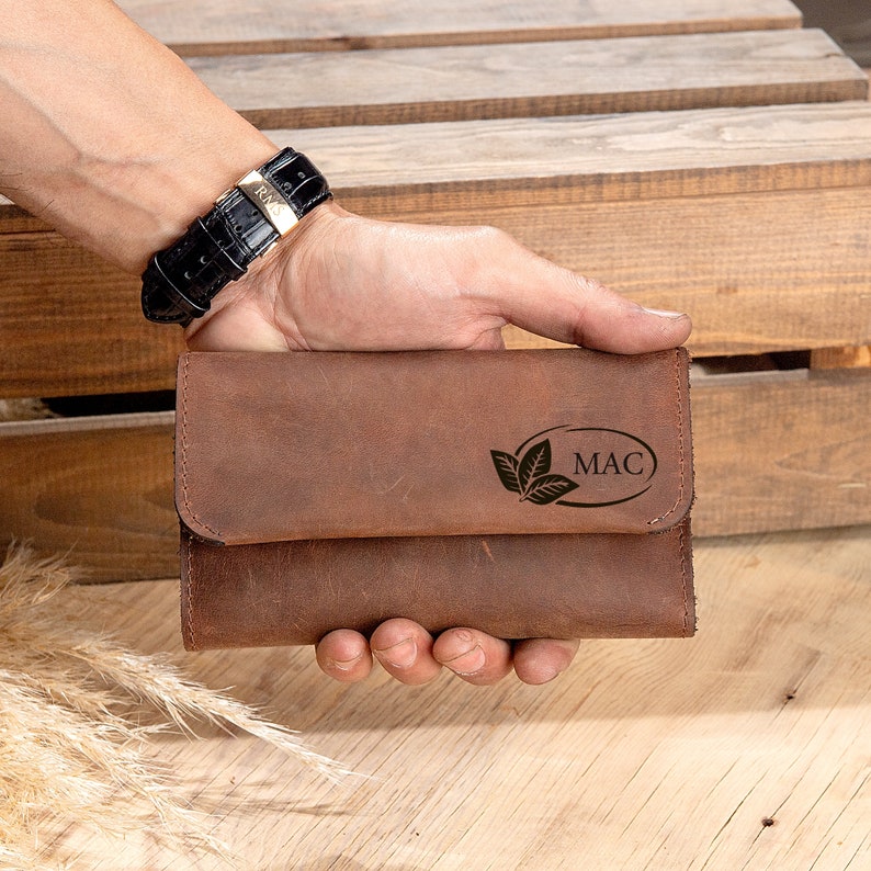 Closed look of the crazy brown leather tobacco case in hand. Mulltiple personalisation available for free. Gift for dad, gift for granddad, gift for the father of the groom or bride, gift for boyfriend, gift for husband, gift for colleague.