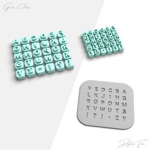 Könnte beinhalten: Eine Sammlung von Buchstaben-Ausstechern in Helltürkis, angeordnet in Reihen. Ein grauer rechteckiger Stempel mit den Buchstaben des Alphabets ist ebenfalls abgebildet. Das Bild enthält den Text "Gouda Cutters" und "Digital File".