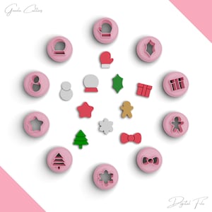 Op de afbeelding: Een set van 17 kerstkoekjesvormen in verschillende vormen, waaronder een sneeuwpop, een ster, een boom, een peperkoekman, een cadeau, een want, een sneeuwvlok, een hulstblad en een strik. De vormen zijn roze en wit en zijn in een cirkel op een witte achtergrond gerangschikt. De tekst "Gazda Cutters" staat bovenaan de afbeelding en "Digital File" staat onderaan.