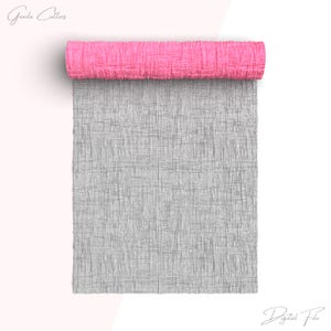 Puede incluir: Un rollo de papel de seda rosa y gris. El papel está enrollado y el lado rosa está mirando hacia la cámara. El lado gris es visible en el fondo.