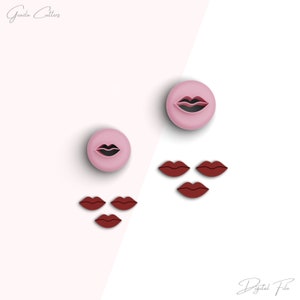 Peut inclure: Un ensemble de cinq emporte-pièces en forme de lèvres rouges, dont deux plus grands en forme de lèvres et trois plus petits en forme de lèvres. Les plus grands emporte-pièces sont présentés sur un fond rose, tandis que les plus petits sont présentés sur un fond blanc.