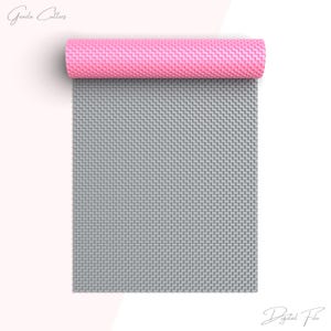 Op de afbeelding: Een roze en grijze textuurmat, gedeeltelijk opgerold, tegen een witte achtergrond. De mat heeft een geweven patroon. Het bovenste gedeelte is opgerold en onthult een roze oppervlak. De woorden "Digital File" staan in de rechter benedenhoek.