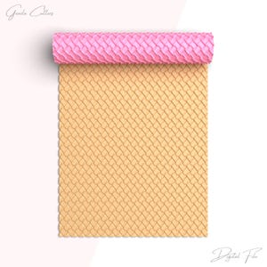 Puede incluir: Un archivo digital para un cortador de fondant con textura de waffle. El cortador es rosa y la textura es de color marrón claro.