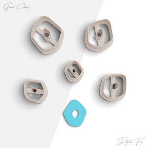 Può includere: Set di sei stampini per biscotti di diverse forme e dimensioni. Gli stampini sono beige e hanno una finitura liscia e lucida. Gli stampini sono disposti su uno sfondo bianco. Il testo "Goozle Cutters" appare nell'angolo in alto a sinistra dell'immagine. Il testo "Digital File" appare nell'angolo in basso a destra dell'immagine.