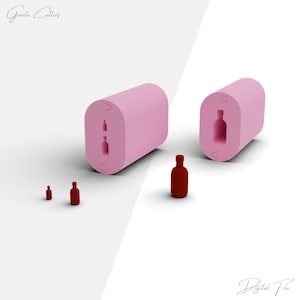 Può includere: Due stampi in silicone rosa per realizzare bottiglie in miniatura. Gli stampi hanno la forma di una bottiglia e hanno un centro vuoto. Ci sono tre bottiglie in miniatura nell'immagine, tutte rosse.