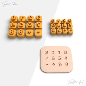 以下が含まれることがあります： マスタードイエローの数字スタンプと、数字と数学記号のスタンプ。スタンプは行と列に配置されています。数字と記号のスタンプは、明るいピーチ色です。