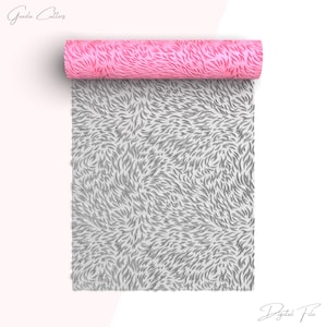 Peut inclure: Un fichier numérique d'un motif sans couture représentant une texture de fourrure grise sur un fond blanc. Le motif est présenté enroulé avec une section rose visible en haut.