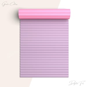 Puede incluir: Un papel digital con un fondo morado claro y finas rayas rosas. El papel está enrollado, mostrando las rayas rosas en el borde.