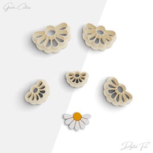 Puede incluir: Conjunto de seis cortadores de galletas de plástico blanco con forma de margaritas. Los cortadores están dispuestos sobre una superficie blanca. El texto "Archivo digital" es visible en la esquina inferior derecha de la imagen.