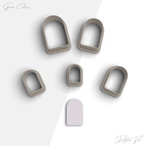 Könnte beinhalten: Satz mit sechs Bogen-förmigen Ausstechern in verschiedenen Größen. Die Ausstecher sind aus hellbraunem Kunststoff und auf einem weißen Hintergrund angeordnet. Der größte Ausstecher ist etwa 7,5 cm hoch.