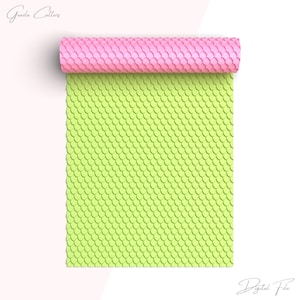 Op de afbeelding: Een digitaal bestand voor een groen en roze patroon met een schubachtig patroon. Het ontwerp is opgerold en de roze kant is zichtbaar.