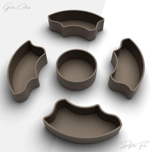 Puede incluir: Un conjunto de cortadores de galletas marrones en varias formas, incluyendo un círculo y varios diseños curvos. La imagen incluye el texto "Gooda Cutters" y "Digital File".