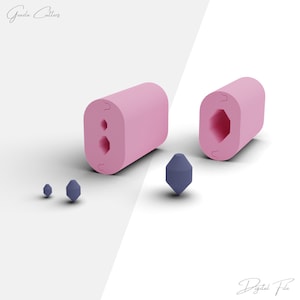 Puede incluir: Dos moldes de silicona rosa para hacer caramelos o jabón. Los moldes tienen forma de rectángulo con un corte hexagonal y un corte redondo. También se muestran tres pequeños moldes de silicona azul.